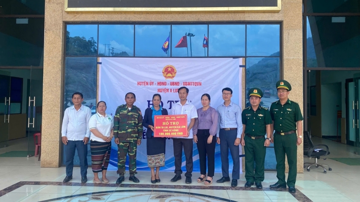 Huyện A Lưới đã trao 100 triệu đồng giúp người dân bản Ta Lui sớm dựng lại nhà cửa, ổn định cuộc sống