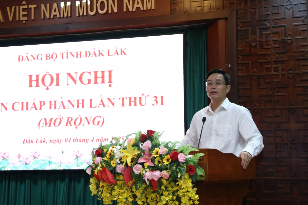 Ƀí thư Tỉñ ủy càr Dăk Lăk ồng Nguyễn Đình Trung đơs sùm, tơnơ̆ tŭ lời kâp kơnhoàl, kâp sàh rơ̆p àñ ơnòng uă kơnòl broă rlau