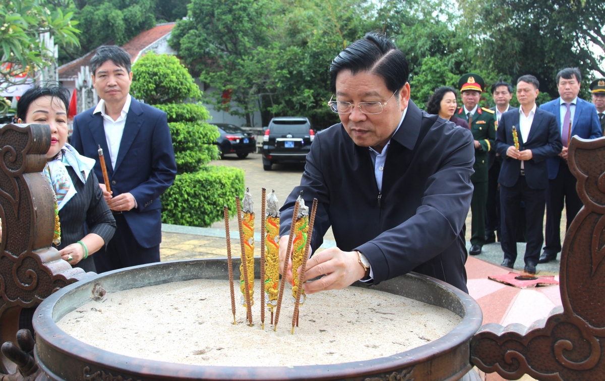 Lam bồ Mpồl Broă dơlam is Dà lơgar chu ñàng Anih kah kơlôi Bơnơm Nhạn