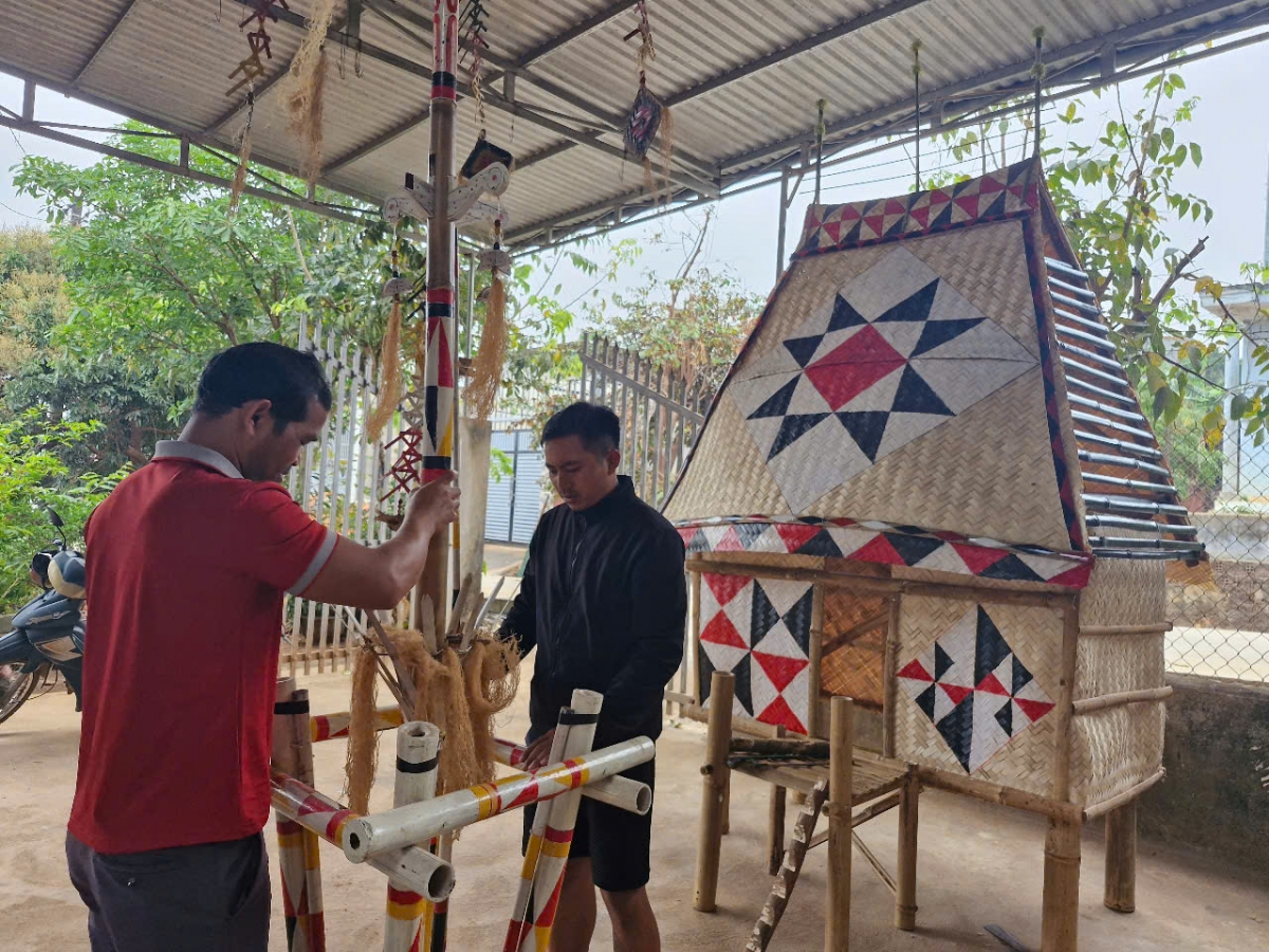 Mâu ngê̆ nhân Plei Ku Roh, pơlê kong kơdrâm hbrâ veăng pêi pro mâu tơdroăng tung hâi mơdĭng