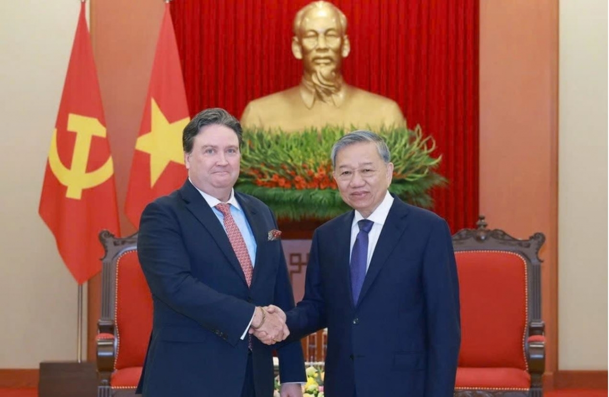 Tổng Ƀí thư ồng Tô Lâm rò Kwang atbồ Anih lơh broă al mat lơgar Mỹ ồng Marc Knapper (Rùp: Anih yal tơngit jơnau Việt Nam)