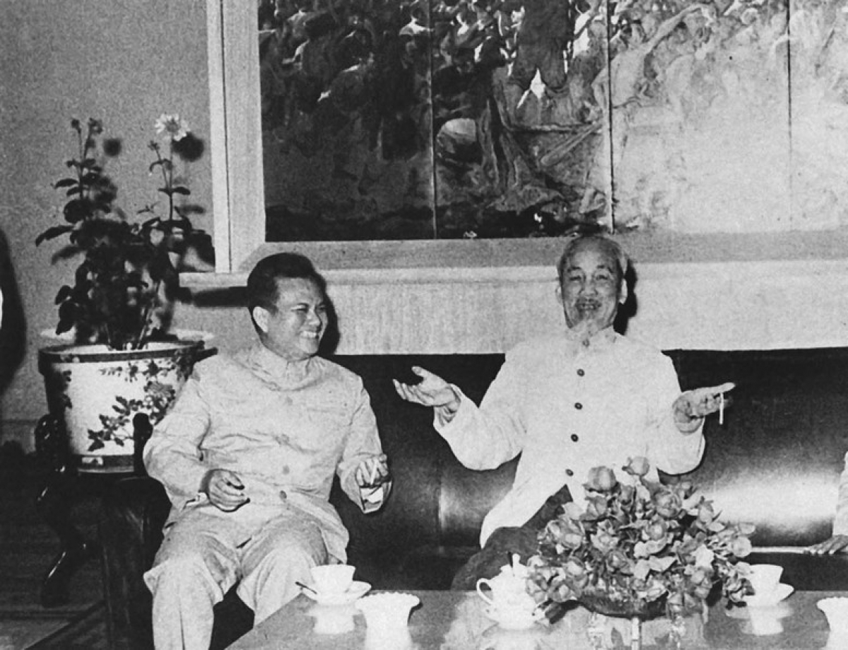 Củ tịc Hồ Chí Minh wă mờ boh bơr đềt mềr mờ ồng Kaysone Phomvihane, Lam bồ Mpồl cau ala măt Đảng mờ Mặt trận Lào gơboh lơgar lòt còp lơh bơyô Việt Nam tàm nam 1966- Rùp: lời prăp