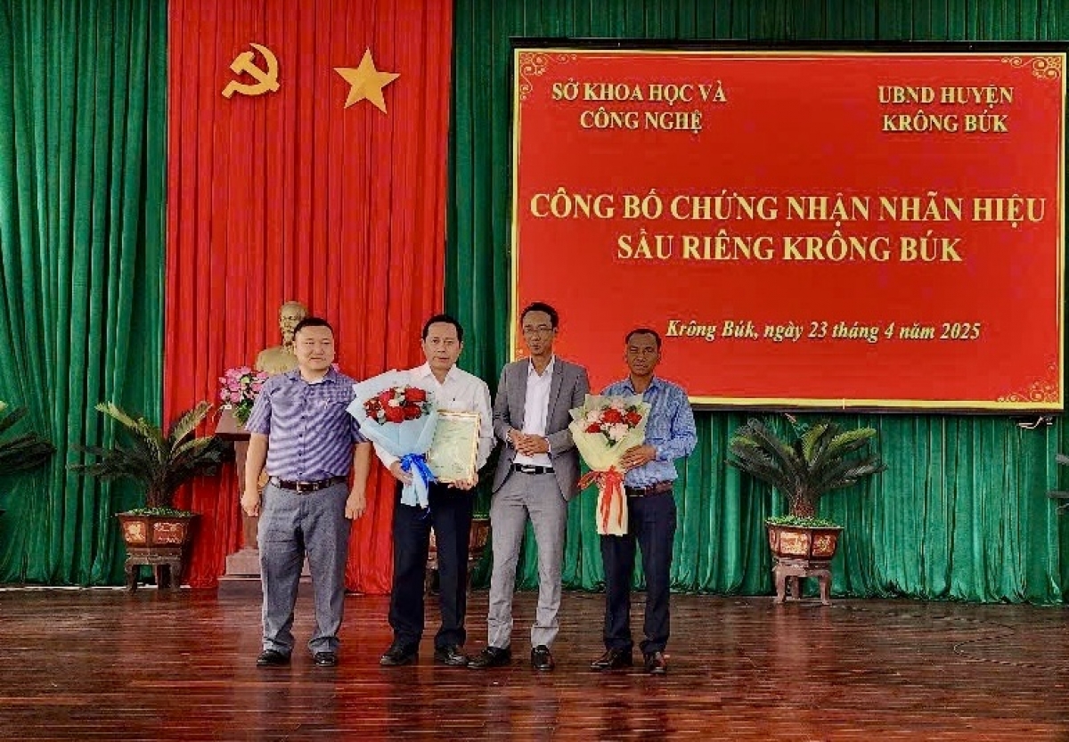 
Krông Búk là mpồl dơ̆ 4 bơh càr Dăk Lăk dê geh dờp mat kă bro sầu riêng mpồl bal