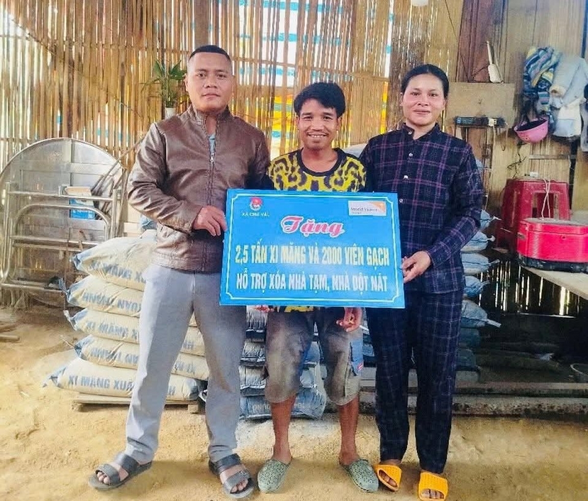 Bh'rợ xa nay zr'lụ chr'hoong Nam Giang zooi đoọng xi măng lâng gạch đoọng bhrợ đong nhâm mâng ha đha nuôr chr'val Chà Vàl. Chanup: Báo Quảng Nam