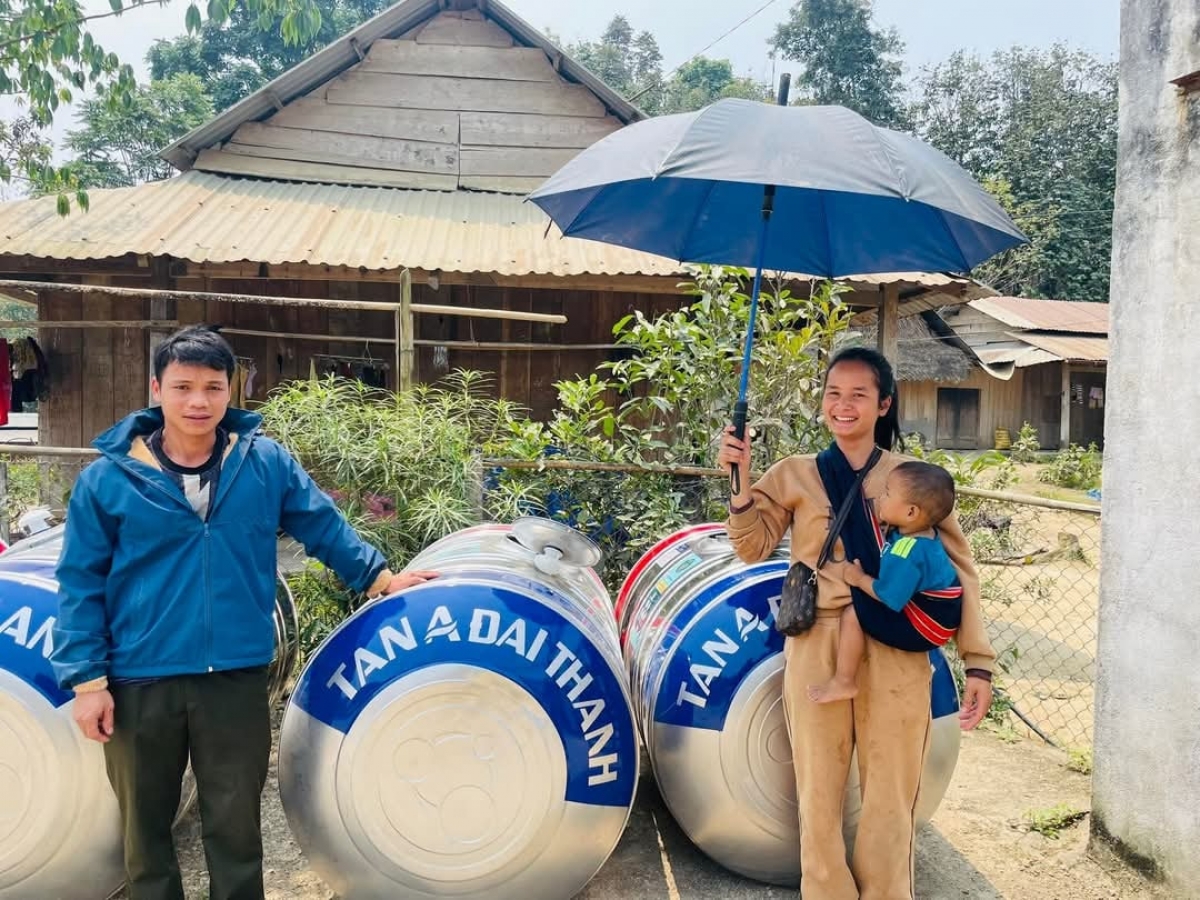 Trao tặng bồn nước loại 1.000 lít cho các hộ gia đình thôn Pring (xã Chà Vàl). Ảnh: Báo Quảng Nam