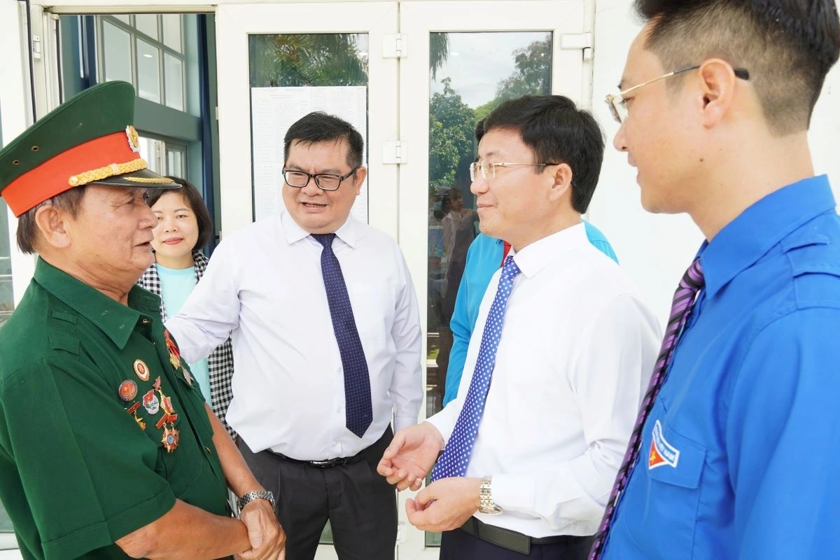 Urang dang akaok Uy mban Mat tran Negar Ban raya Ho Chi Minh saing tinh Dien Bien rivang bol lin meng kal