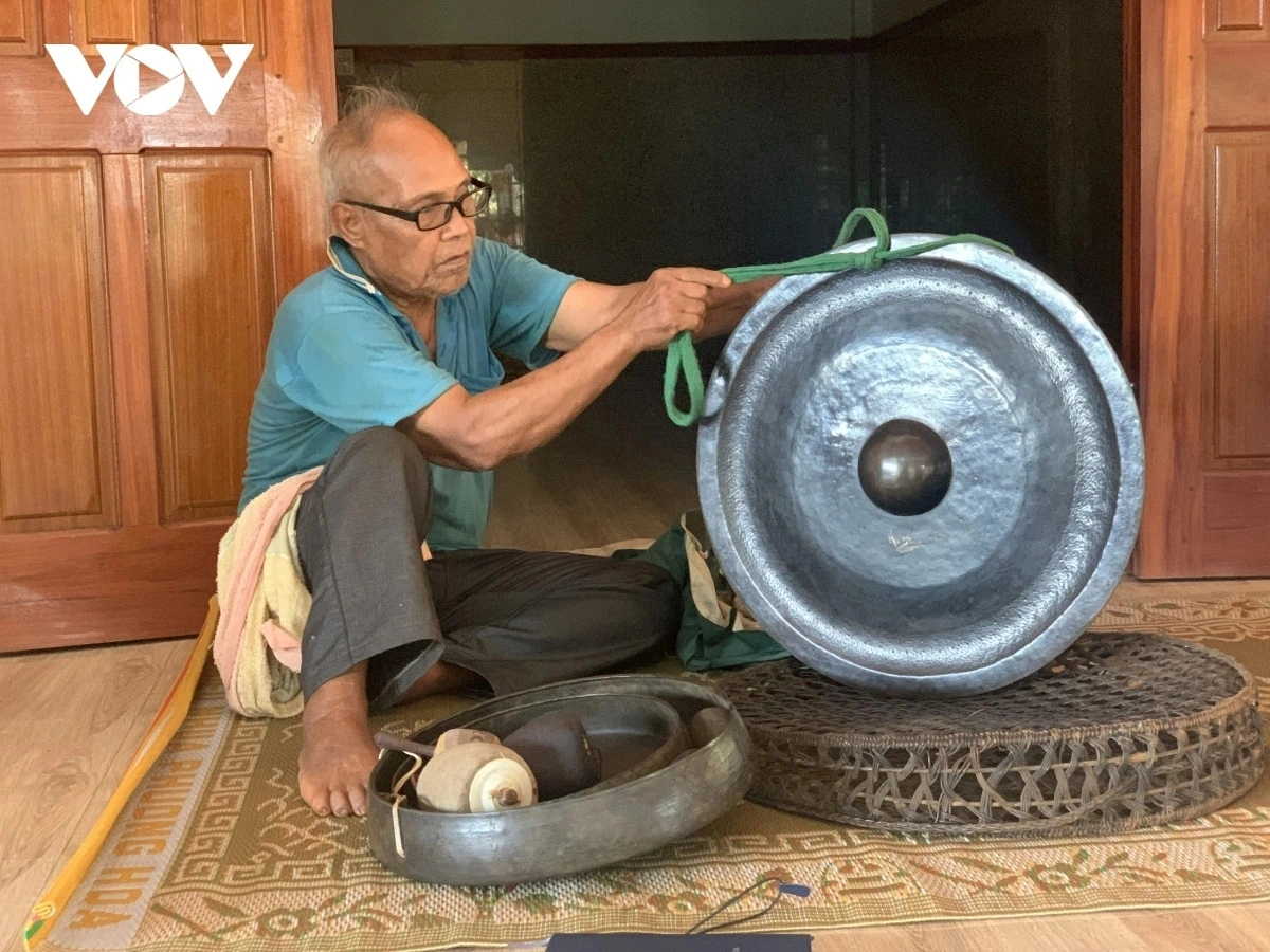 Di dom mbon palei Jrai, rahra jeng biak tari taring pataom piah, khik ramik kong caing.
