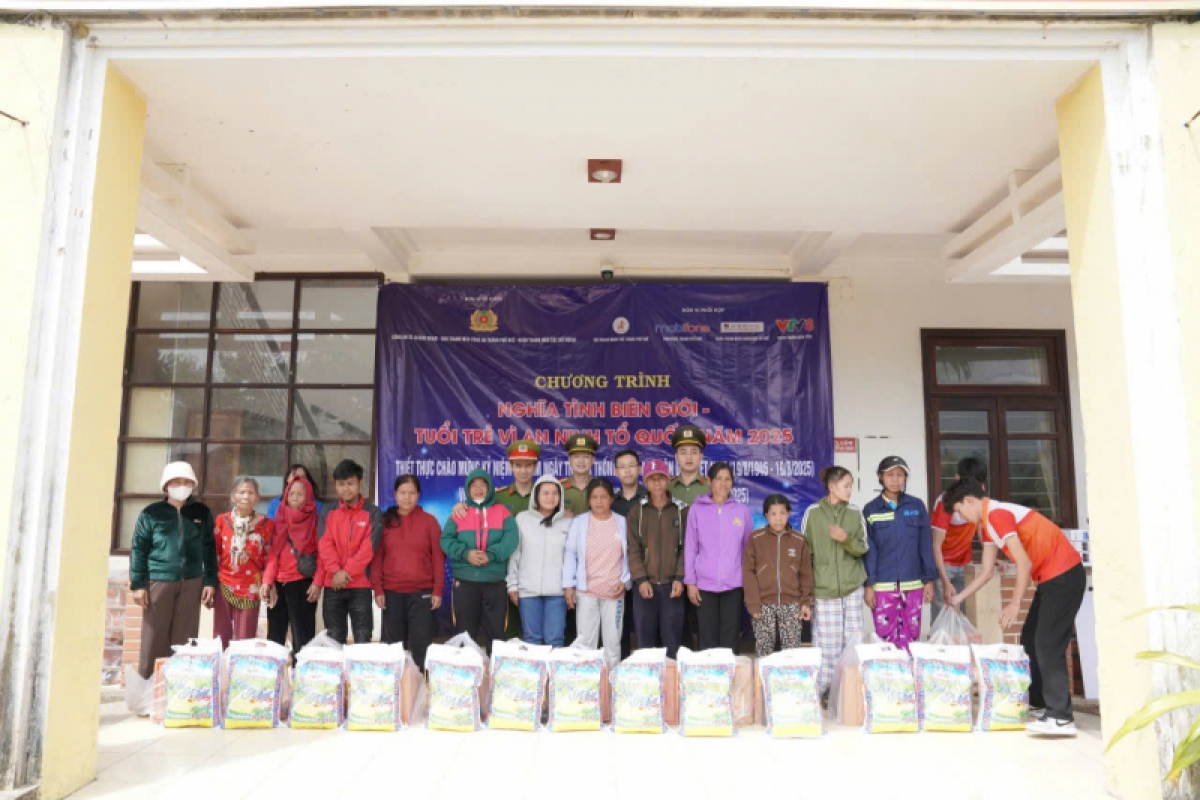 Đoàn công tác tặng quà cho người dân xã Quảng Nhâm, huyện A Lưới. Ảnh: Báo Pháp luật Việt Nam