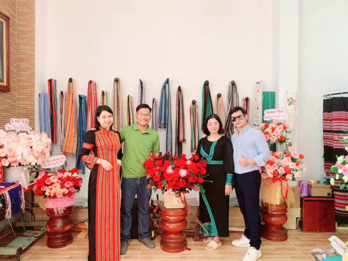 Y Pốt Niê rơtế ƀă mâu vâi pú, ngế nâ, tung môi rôh leh pơxiâm po tơbleăng ếo pơtâk ing kơpê