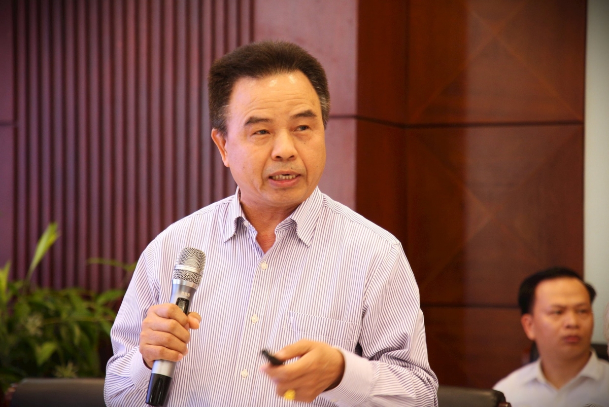 PGS-TS. Nguyễn Hữu Hoành - Hội Ngôn ngữ học Việt Nam chia sẻ về hoạt động nghiên cứu, sưu tầm và chọn lọc để hình thành bộ chữ viết Cơ Tu tại Việt Nam. Ảnh: ALĂNG NGƯỚC