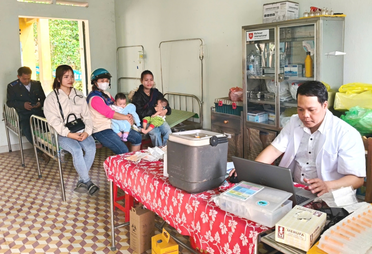 Tây Giang âi bhrợ xang xa nay tiêm chủng vắc xin chagroong pr'luh aduuc g'luh 2 ha p'niên zâp 6 c'xêê tươc n'dup 9 c'xêê. Chanup: HIỀN THÚY