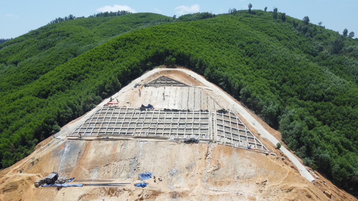 Tiah chàr đah đang tềng gùng trồm đah măt tơngai mŭt tàm càr Dăk Lăk kung gam ờ hềt bơsong jơh, cau lơh gùng pal ơm ing lơh gùng
