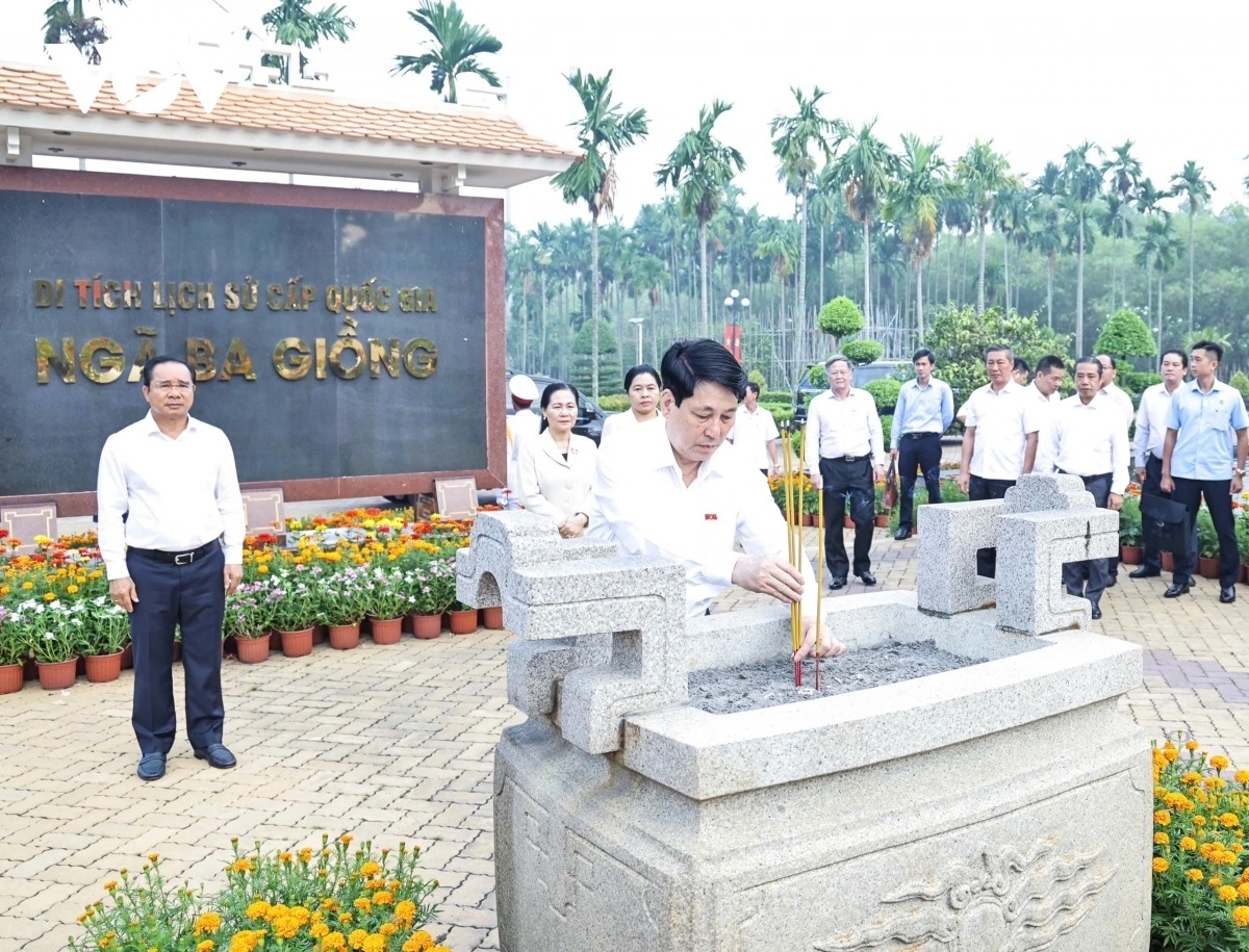 Chủ tịch nước Lương Cường dâng hương tại Di tích Lịch sử quốc gia Ngã Ba Giồng, huyện Hóc Môn