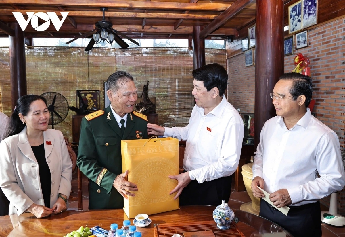 Chủ tịch nước Lương Cường thăm và tặng quà Anh hùng Lực lượng vũ trang Tô Văn Đực