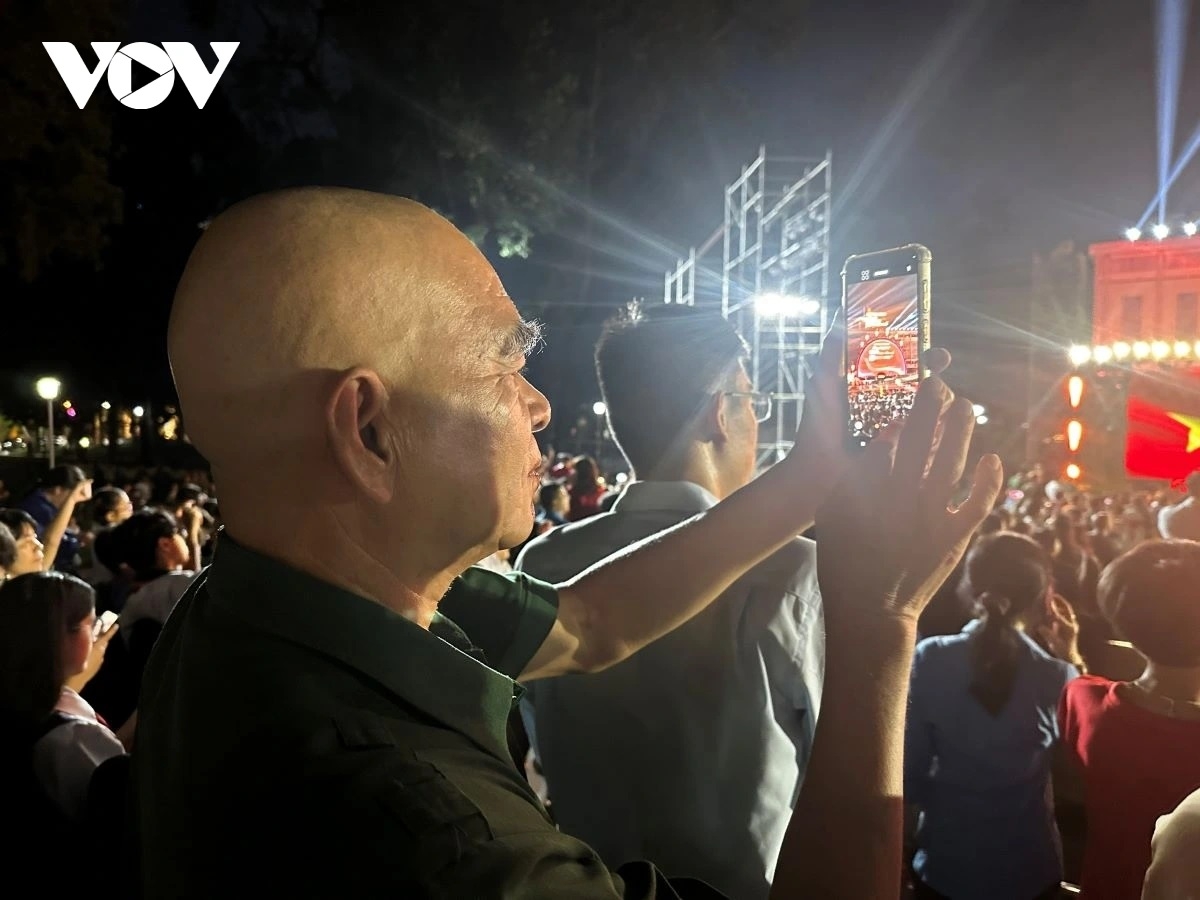 Cựu chiến binh Phạm Văn Bình hào hứng quay lại những hình ảnh đẹp trong chương trình