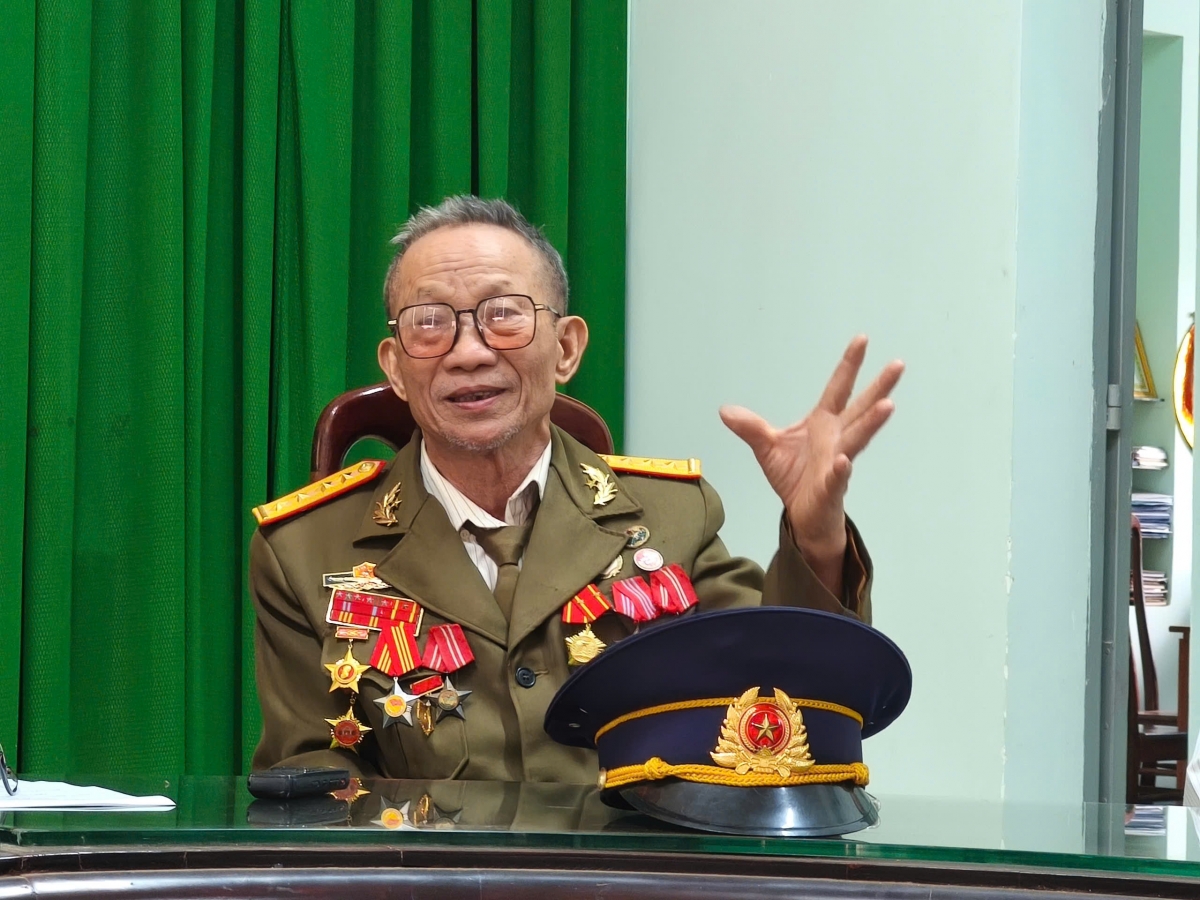 Pôa Nguyễn Thanh Cảnh-Ngế mô đô̆i hneăng hdrối vêh pâ roh rơxế  kom ƀa klâm tơhnong péa cheăng Dinh Độc Lập