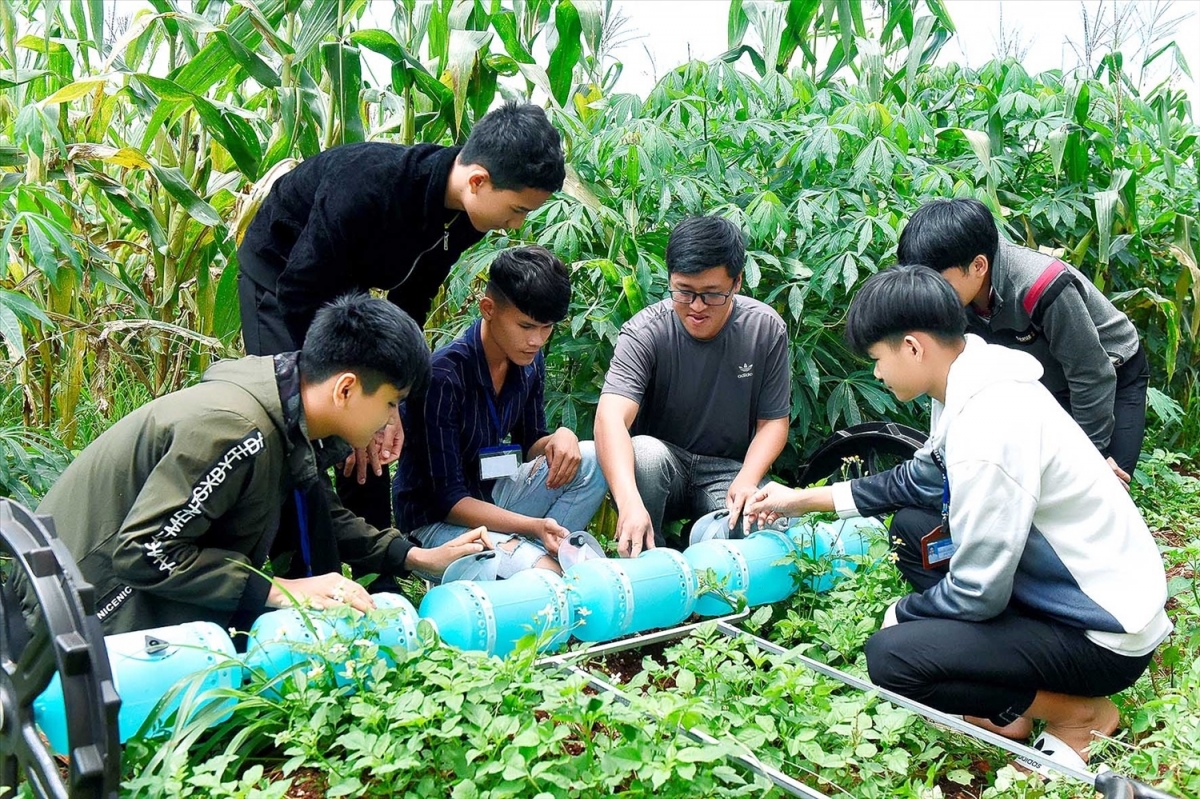 Gah broă lơh sa suơn sre càr Dăk Lăk geh bơta pràn bè broă lơh mờ priă geh (rùp Khánh Vân)