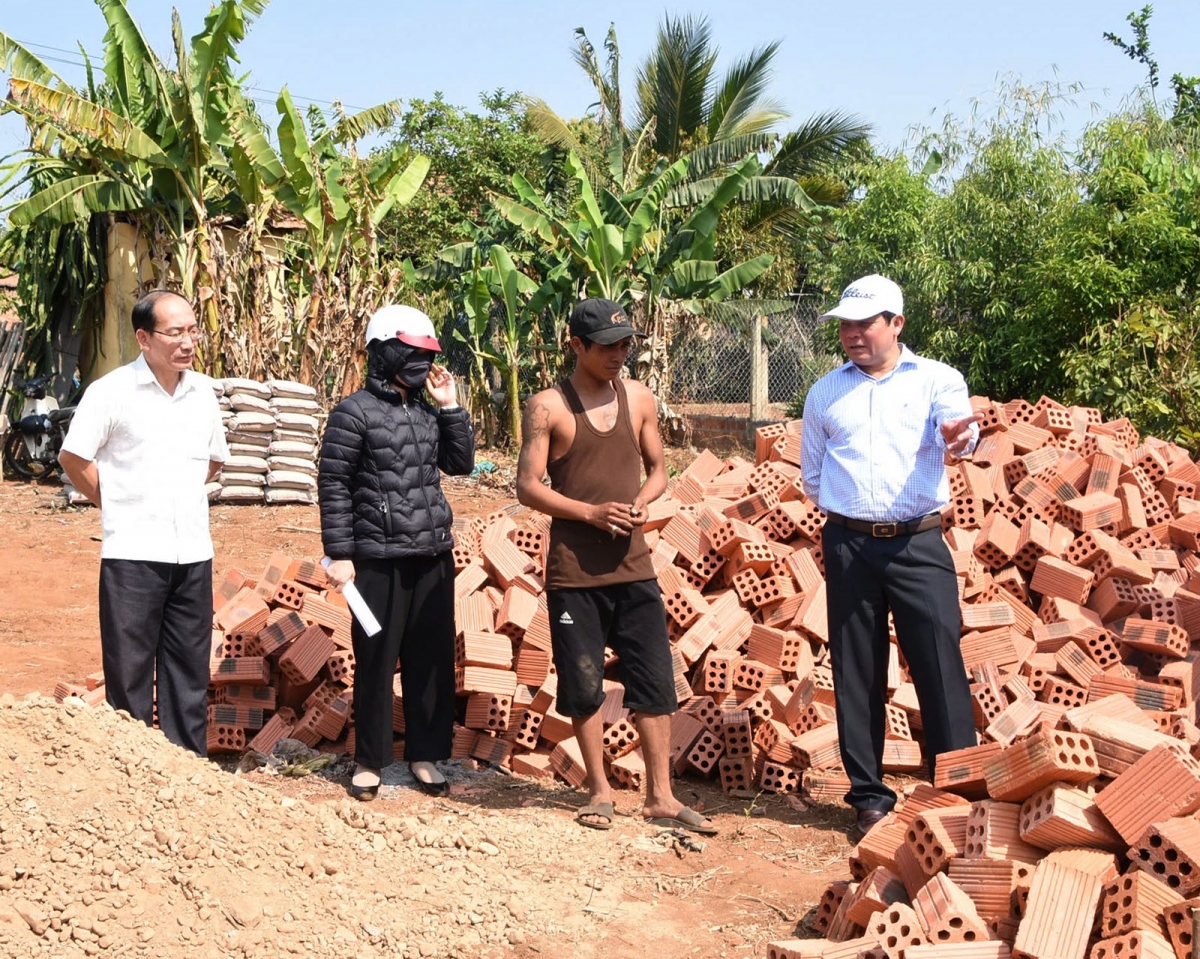 Phó Ƀí thư Tỉñ ủy càr Kon Tum ồng Nguyễn Đức Tuy (đah ma rùp) sền swì tơngai lơh tơn jơh hìu ing, hìu ồm sèt ñhăt dà mìu ai hìu làng bol in tàm ƀòn dờng Kon Tum