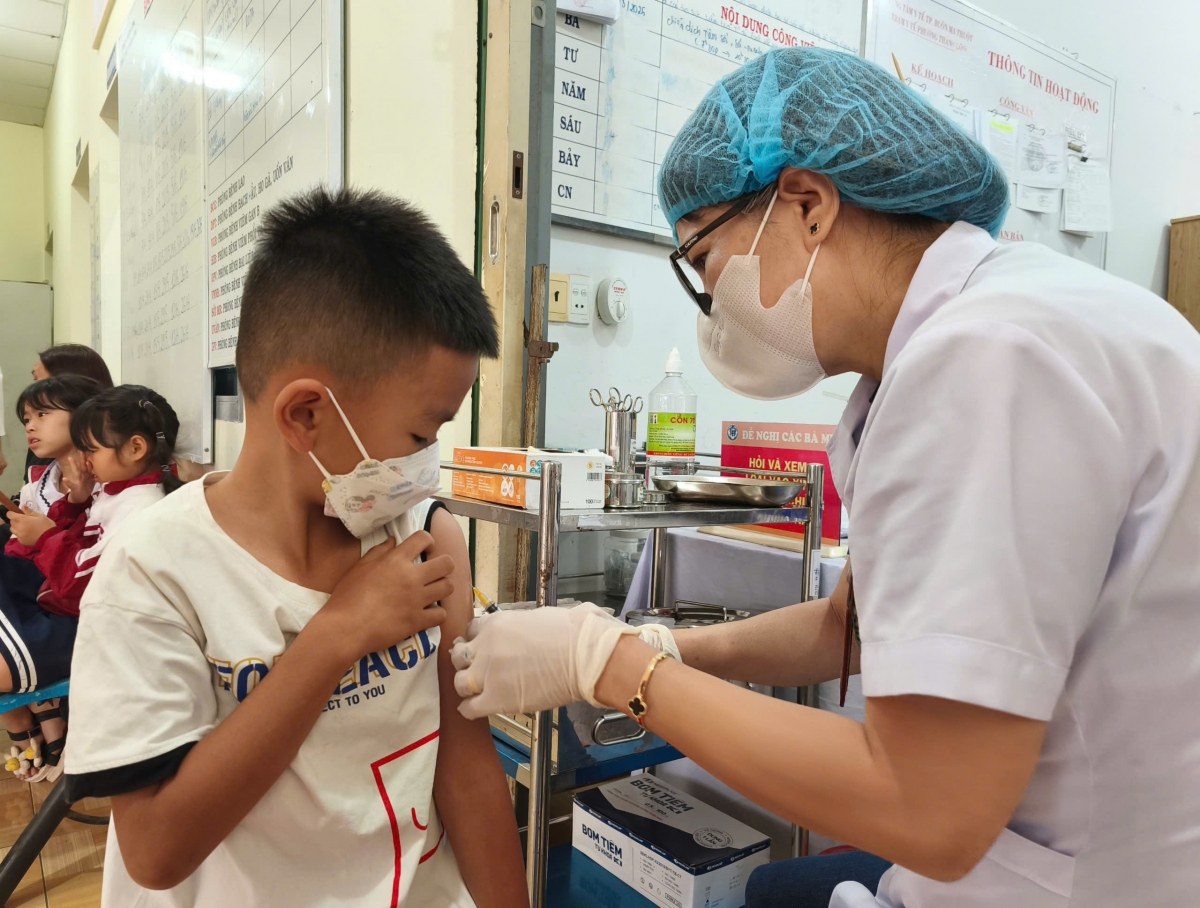 Pak vắc xin tŭm cho tơdroăng ki lĕm tro má môi vâ mơdât pơreăng lo sê Klêi pâk mơdât pơreăng 2 măng tĭng hdrêng kô hiăng ai tiô pơkâ trếo lĕm mơdât pơreăng