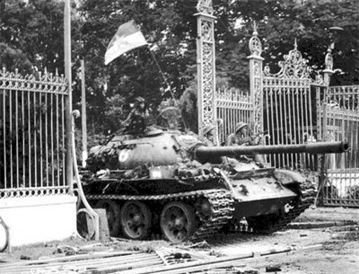 Ndeh xar bah Tahen rklaih luh tâl chôt mpông mpêr rdôl lăp tâm Dinh Độc lập nŭng nar 30/4/1975 (Rup ơm kăl e)