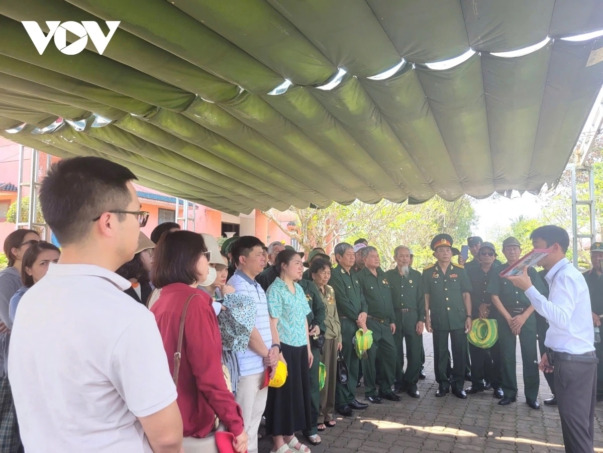 Cựu chiến binh, người dân nghe thuyết minh về sự kiện 81 ngày đêm Thành Cổ Quảng Trị