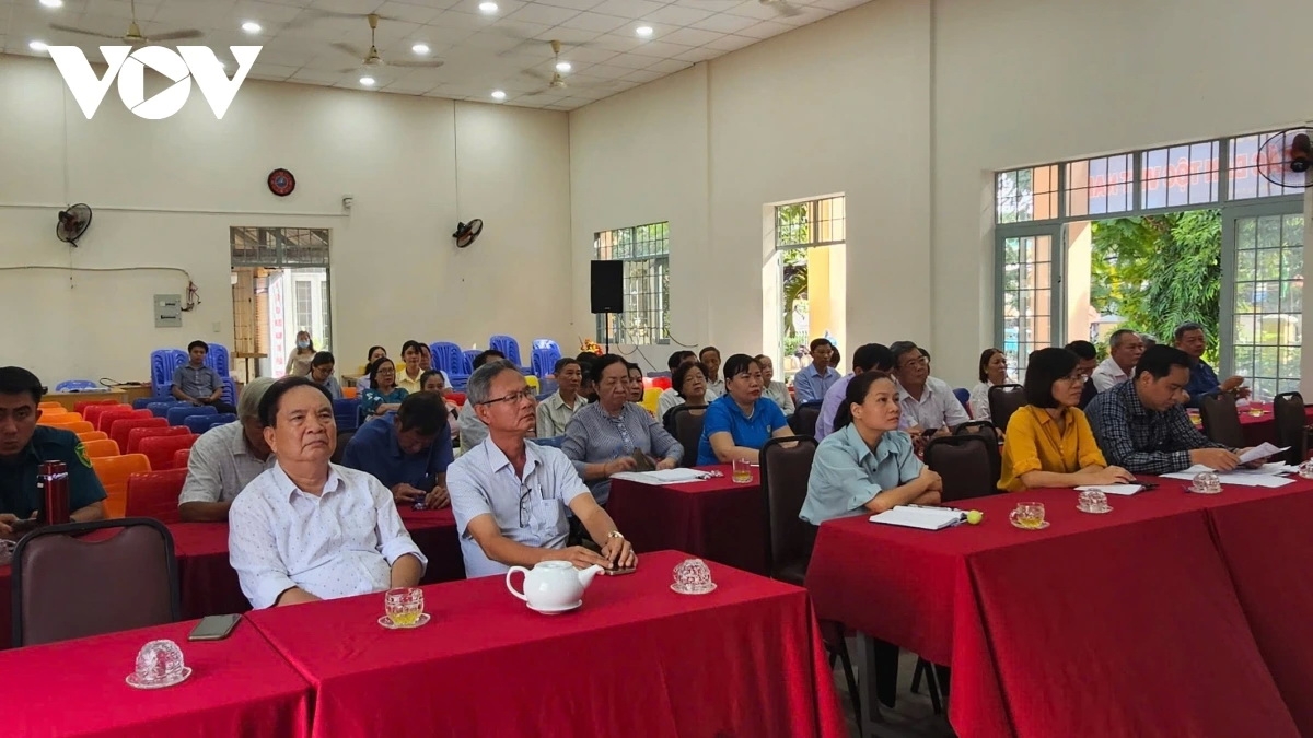 Cán bộ, đảng viên theo dõi trực tiếp việc phổ biến nghị quyết