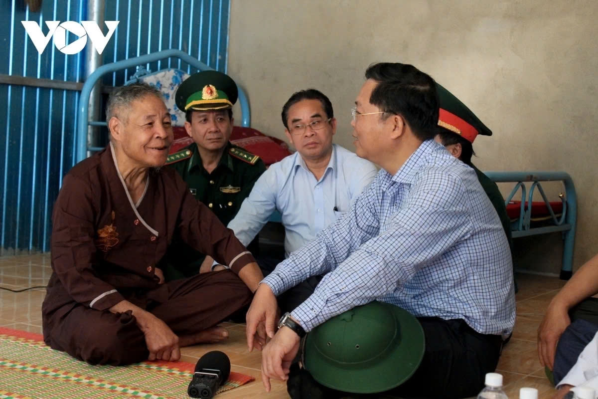 Ông Lê Trí Thanh, Chủ tịch UBMTTQVN tỉnh Quảng Nam lắng nghe tâm tư nguyện vọng các già làng, người có uy tín.