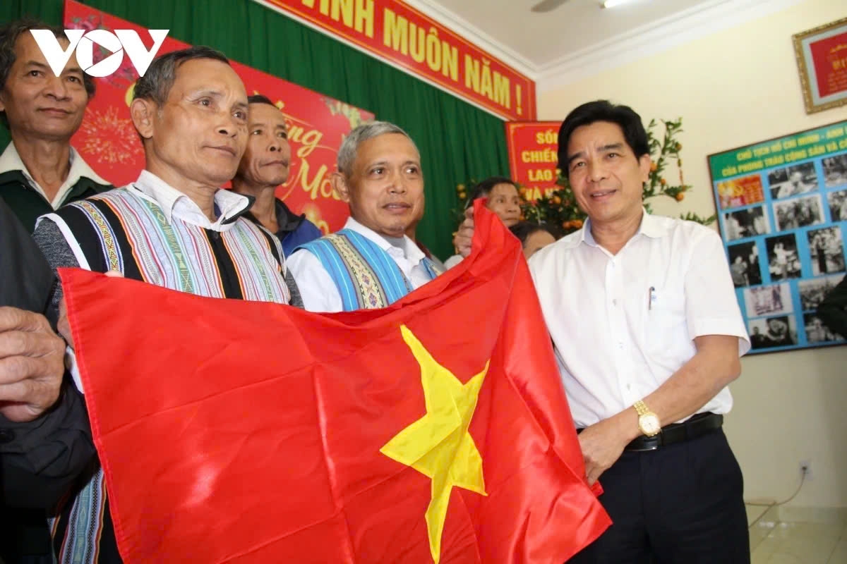Ông Lê Văn Dũng, Chủ tịch UBND tỉnh Quảng Nam tặng cờ Tổ quốc, động viên già làng, người có uy tín.