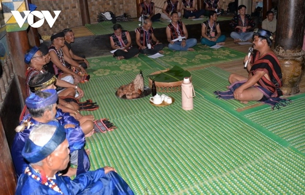 Một buổi giao lưu sinh hoạt nói lý-hát lý của người Cơ Tu