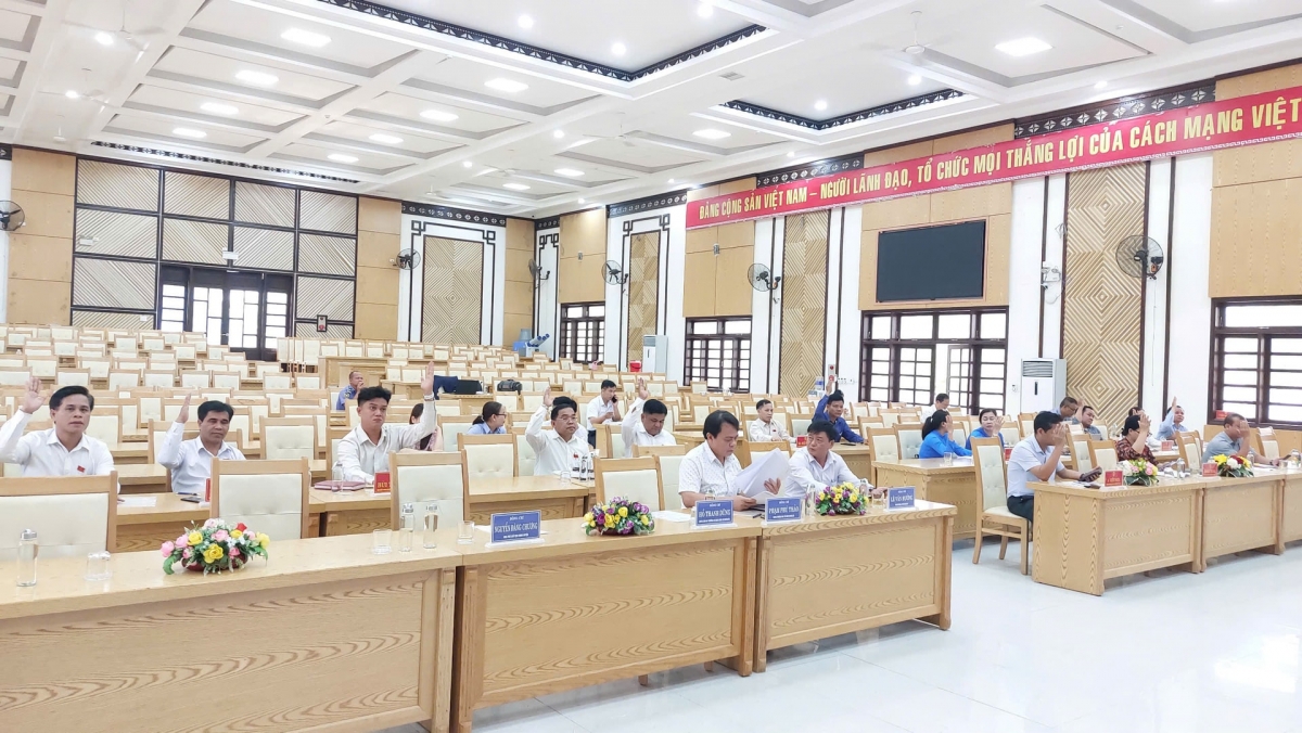 HĐND huyện Nam Giang tổ chức kỳ họp thảo luận công tác sắp xếp đơn vị hành chính. Ảnh: Y THƠM