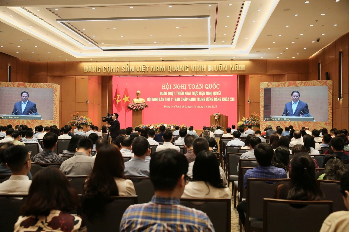 Thủ tưóng Phạm Minh Chính răk văn kiện Đại hội 14 bâh Đảng