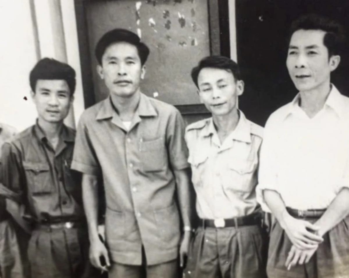 Từ trái qua phải: Nhà báo Nguyễn Kim Trạch, chiến sĩ đặc công, nhà báo Nguyễn Phương Nam, nhà báo Nguyễn Văn Hối tại căn cứ Hải quân Cam Ranh tháng 4/1975. (Ảnh: NVCC)