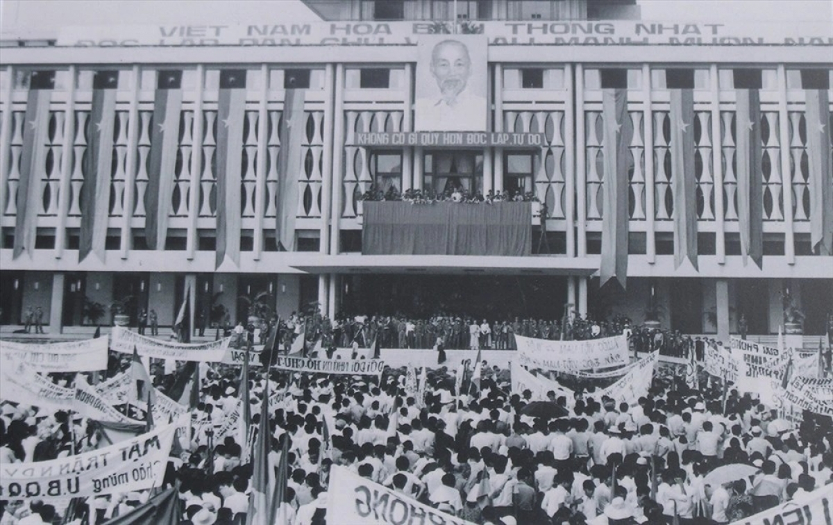 Cuộc mít-tinh chào mừng Ủy ban Quân quản thành phố Sài Gòn ngày 7/5/1975. (Ảnh: TTXVN)
