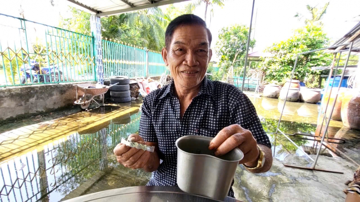 Ông Nguyễn Văn Nhỏ bên chiếc ca Mỹ và chiếc kẹp bồ câu