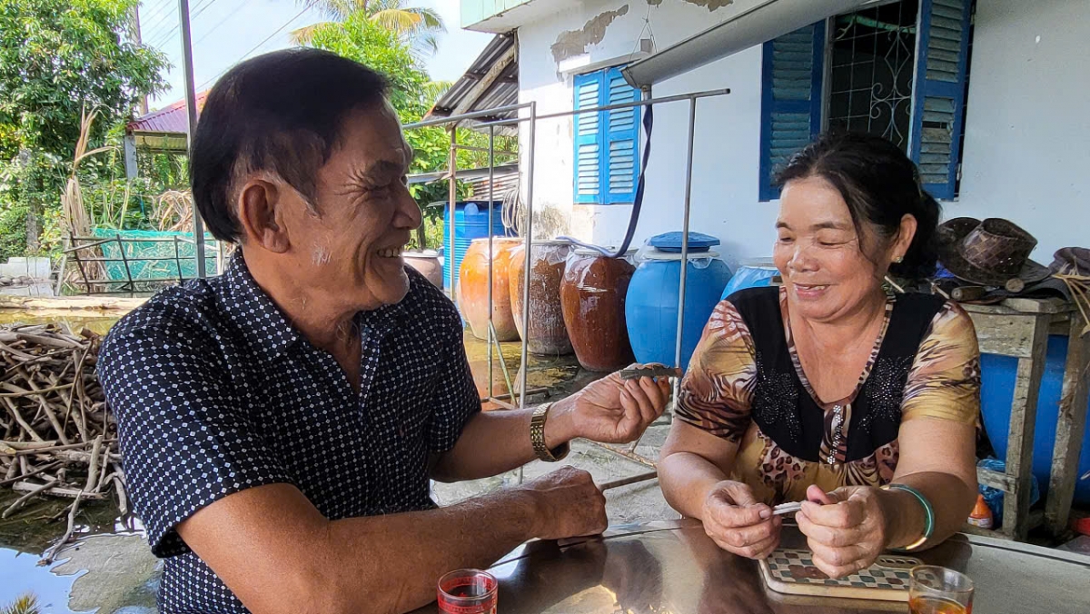 Ông Nguyễn Văn Nhỏ và vợ ngắm những chiếc kẹp bồ câu do ông chế tác thời kháng chiến