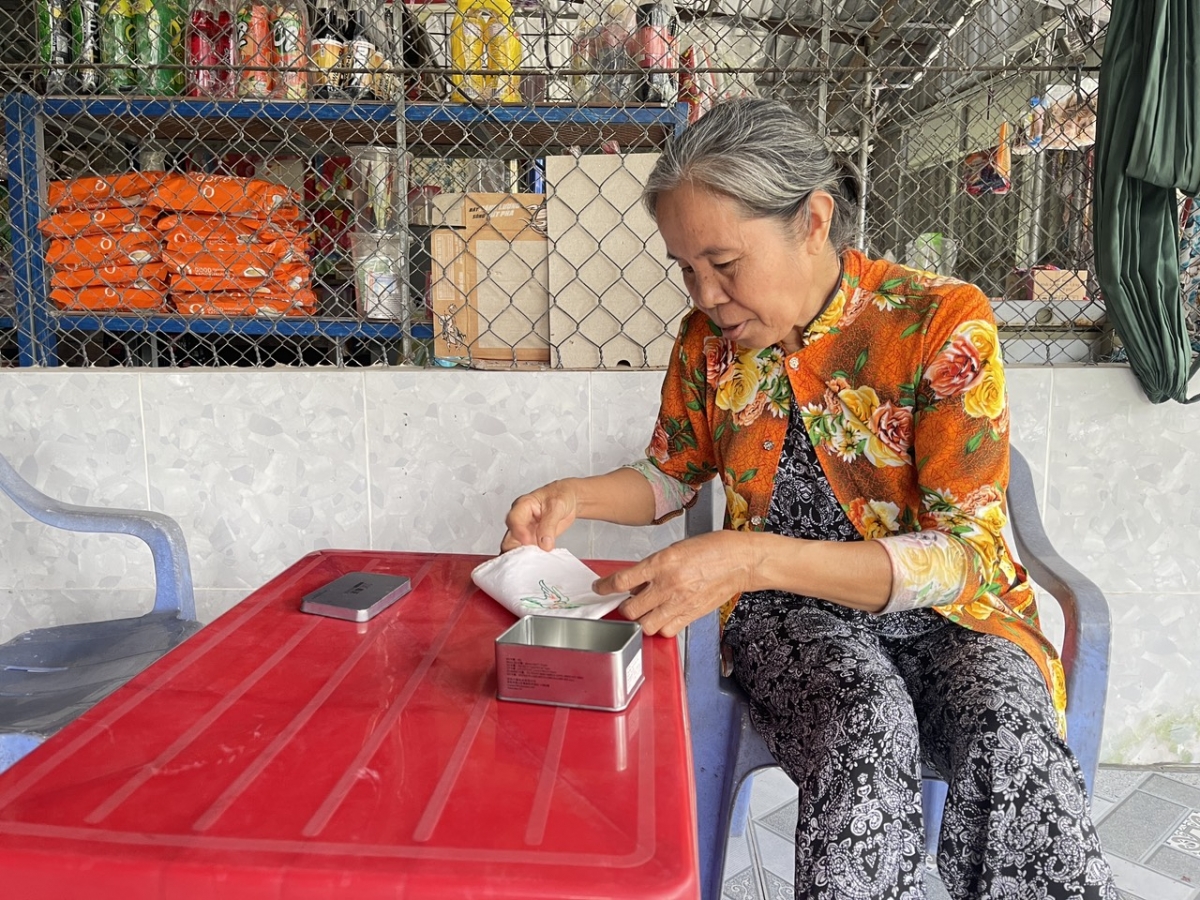 Bà Nguyễn Thị Me trân trọng gìn giữ những kỷ vật thời kháng chiến