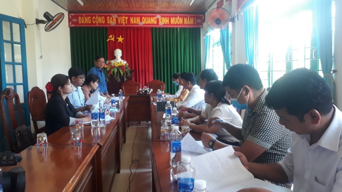 Một buổi sinh hoạt chi bộ ở xã Tà Bhing
