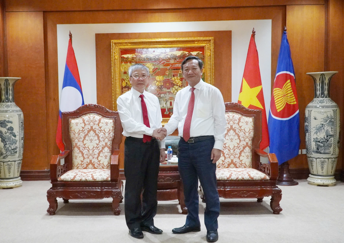 Đồng chí Nguyễn Đức Dũng - Phó Bí thư Thường trực Tỉnh ủy và Đại sứ Đặc mệnh toàn quyền nước Cộng hòa xã hội chủ nghĩa Việt Nam - Nguyễn Minh Tâm tại nước Cộng hòa Dân chủ nhân dân Lào.