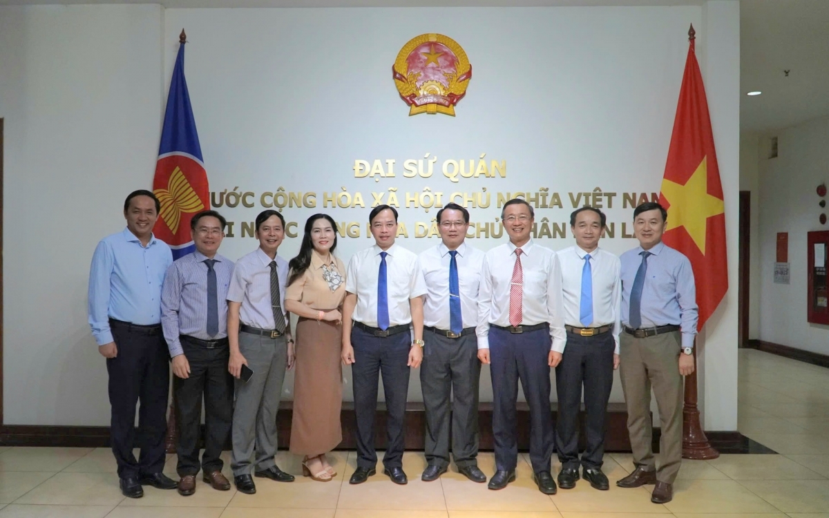 Các thành viên đoàn công tác tỉnh Quảng Nam chụp ảnh lưu niệm tại Đại sứ quán Việt Nam tại Viêng Chăn.