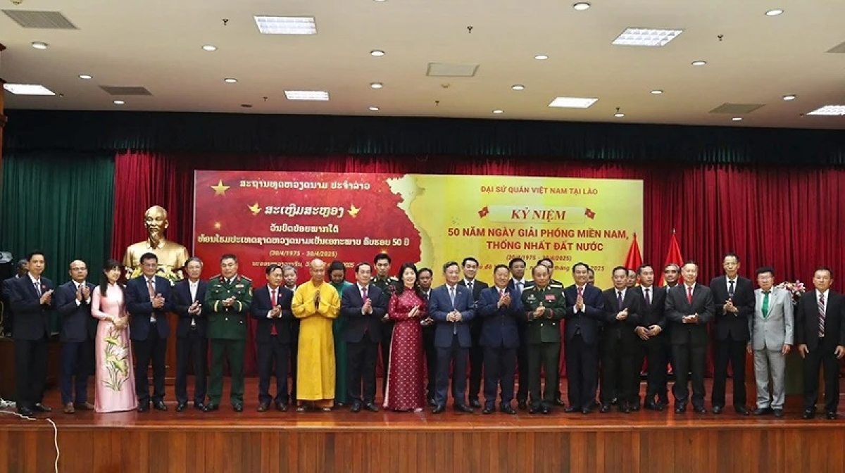 Các đại biểu chụp ảnh lưu niệm tại buổi lễ. (Ảnh: Hải Tiến)