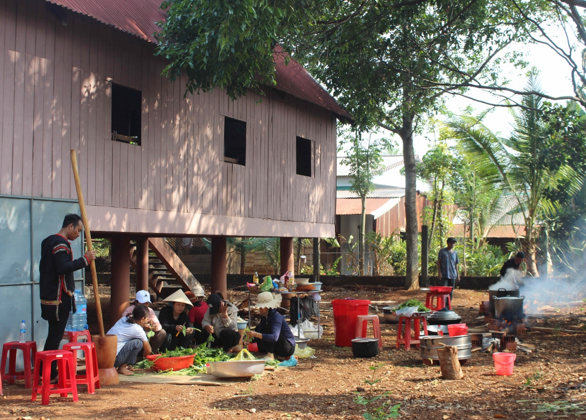 Bà con buôn Ki, thành phố Buôn Ma Thuột tập trung trước sân Nhà sinh hoạt cộng đồng chuẩn bị cho lễ cúng cầu mưa.