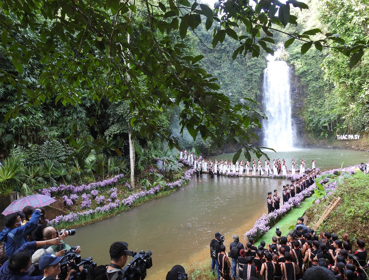 Xí Pa Sỹ, pơlê kân Mang Deang, tơring Kon Plông