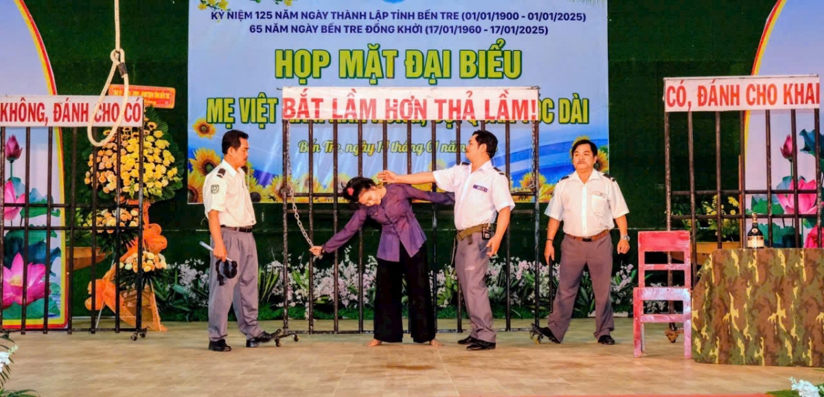 Một hoạt cảnh tái hiện sự đàn áp của kẻ địch đối với phong trào đấu tranh của phụ nữ Bến Tre trong kháng chiến chống Mỹ