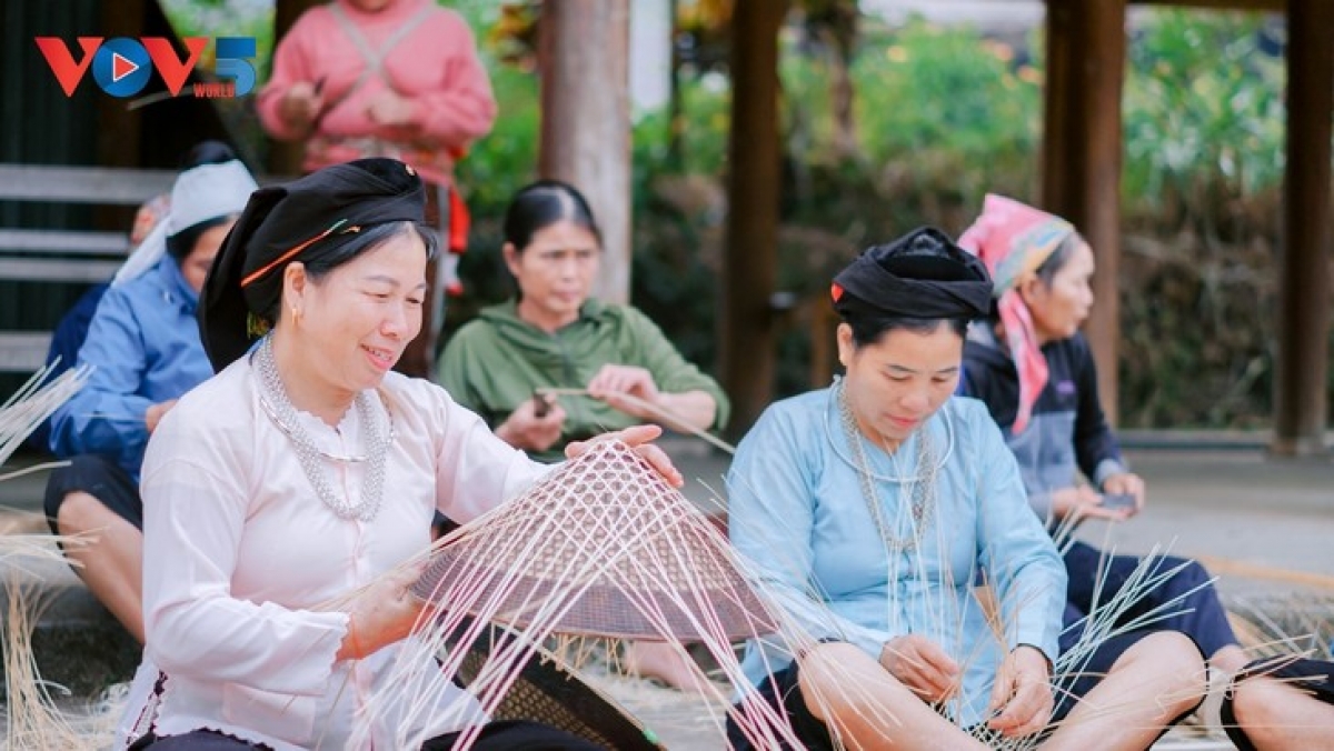 Bà Hoàng Thị Yếm (trái) đang đan mê nón theo khung mẫu có sẵn Ảnh: Vĩnh Phong