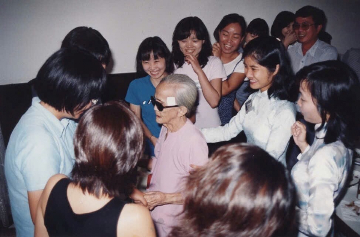 Sinh viên Đại học Risumeikan (Nhật Bản) giao lưu với má Sáu (ngày 06/9/1998). Ảnh Bảo tàng Chứng tích Chiến tranh.