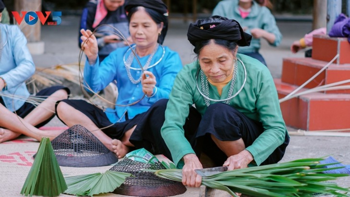 Những lá cọ non được chọn lựa, hơ qua lửa và được đặt vào giữa 2 mê nón.
Ảnh: Vĩnh Phong