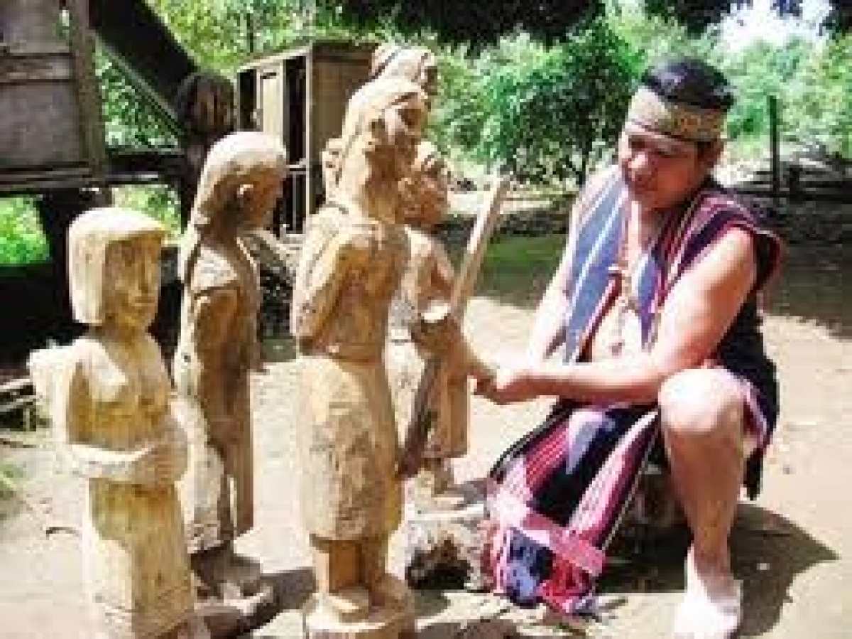 Nghệ nhân Bahnar lôk mon jay môch