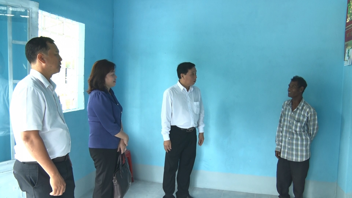 Ông Trần Thanh Việt (Áo trắng thứ 2, tỉnh uỷ viên, BT Huyện uỷ Trưởng Ban chỉ đạo xoá nhà tạm, nhà dột nát huyện Gò Quao)