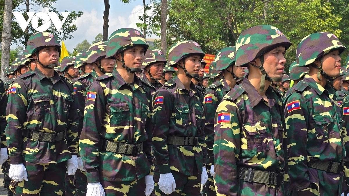 Quân đội Lào đang tập luyện ở Bình Dương