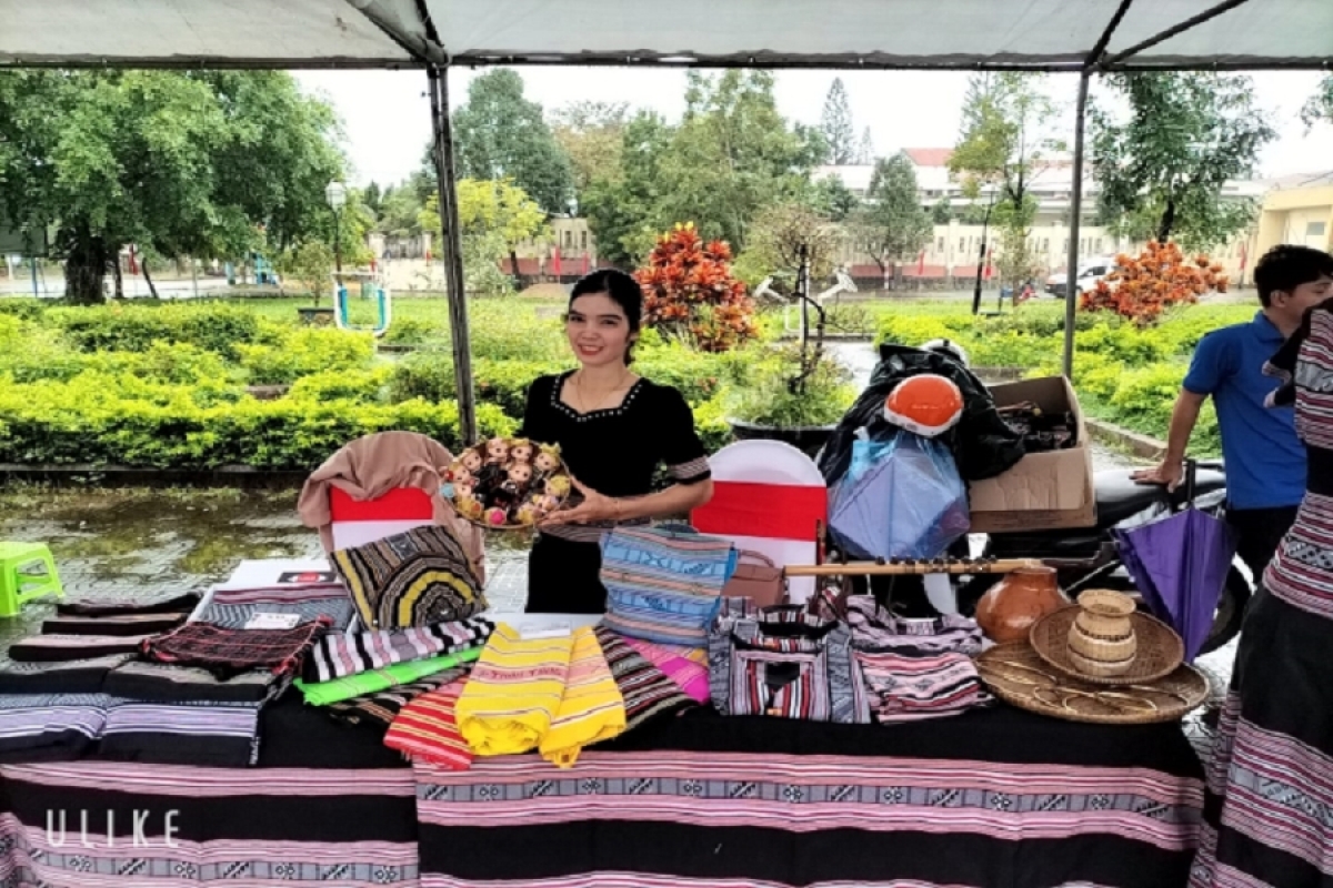 Quảng Ngãi t'bhlâng coh c'moo 2025 vêy p'xoọng 70 bh'nơơn OCOP 3 - 5 sao. Chanup Báo Dân tộc và Phát triển